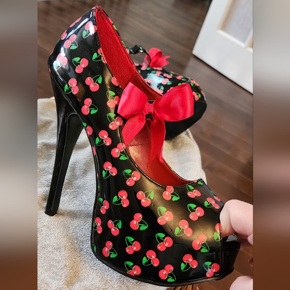 Pinup Couture Teese Platform - Picture 2 of 4